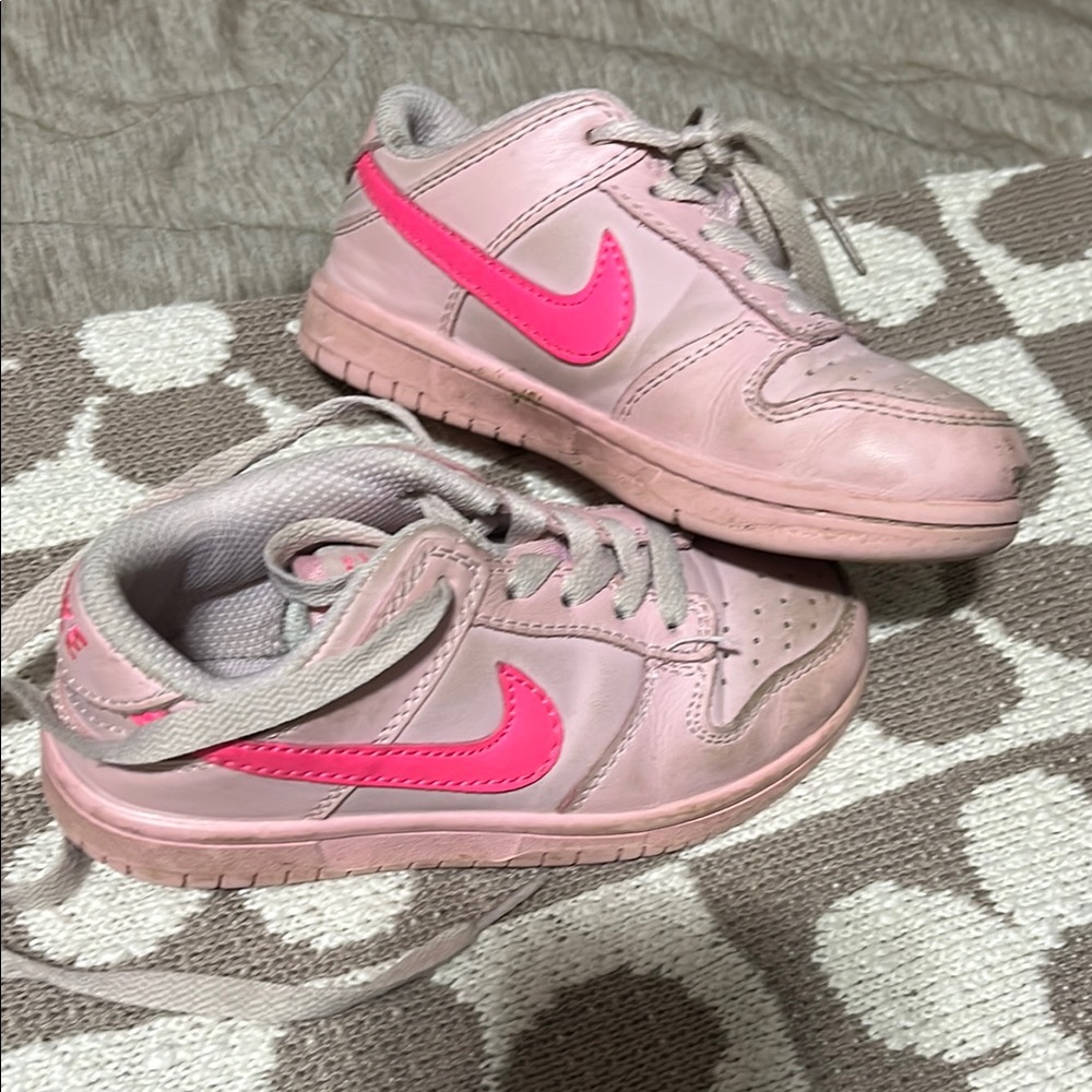 Nike Pink Retro Sneakers Classic Design
